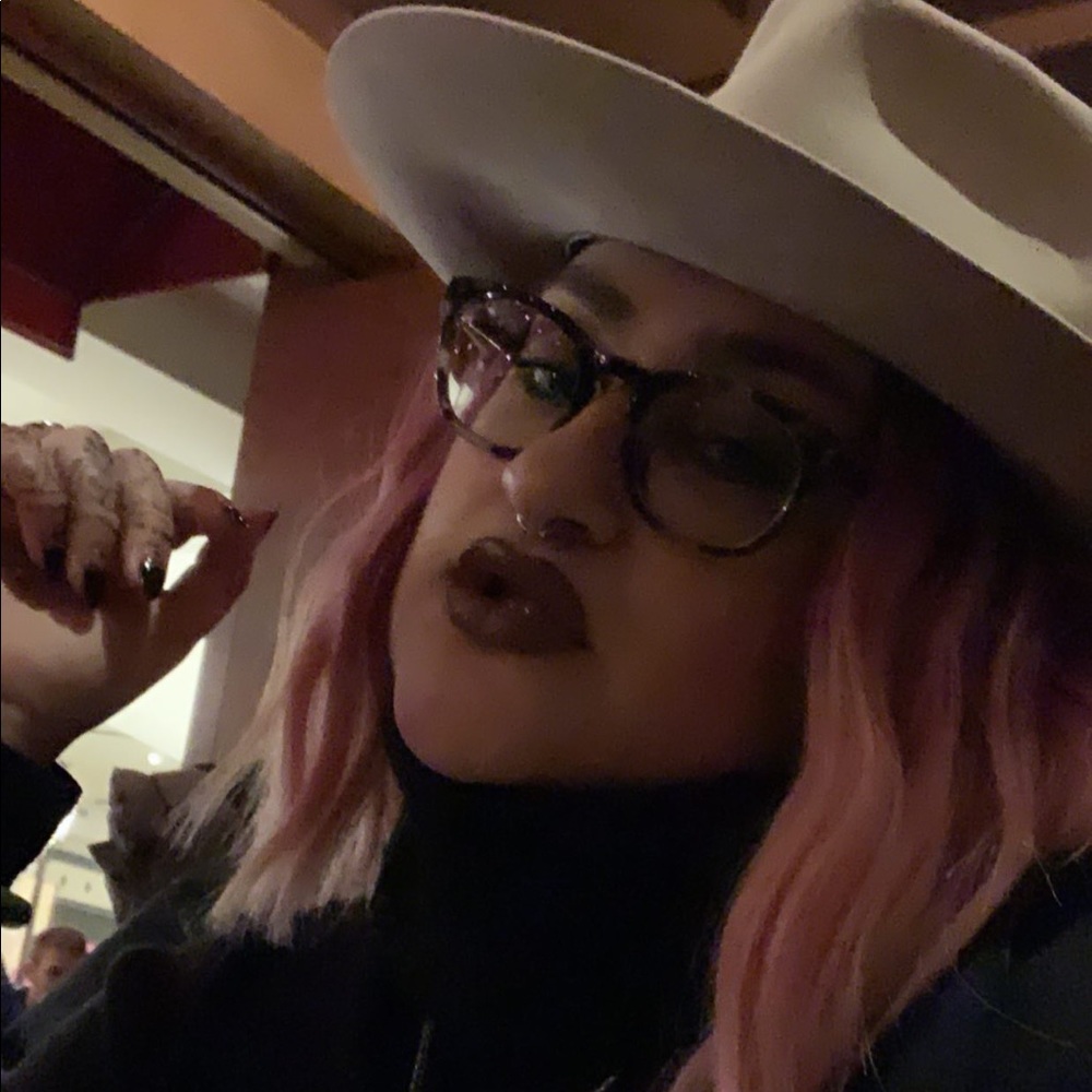 Meet your Posher, Laura